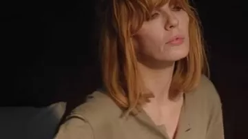 Polo beige Kelly Reilly porté par Jackie Ellis (Kelly Reilly) dans l'épisode « Under Salt Marsh » (S01E06).