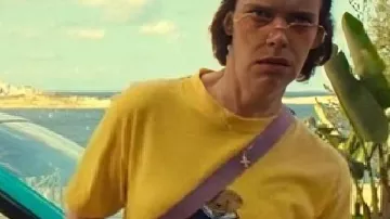 Camiseta con el gráfico del oso de Caoilfhionn Dunne, "Cómo llegar al cielo desde Belfast", usada por Dara (Caoilfhionn Dunne) en "Cómo llegar al cielo desde Belfast" (temporada 1)