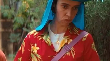 Camisa floral de Caoilfhionn Dunne usada por Dara (Caoilfhionn Dunne) como se ve en Cómo llegar al cielo desde Belfast (temporada 1)