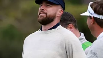 Sudadera beige de Travis Kelce en Pebble Beach. Travis Kelce demuestra clase tras la lesión accidental de un aficionado en Pebble Beach Golf Links.