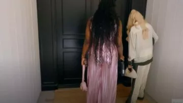 Jacquemus Le Petit Calino couleur ivoire clair porté par Erika Girardi dans l'épisode 9 de la saison 15 de The Real Housewives of Beverly Hills (S15E09).
