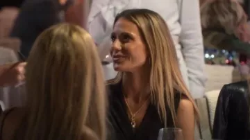 Collier à maillons entrelacés en perles plaquées Milanesi And Co porté par Dorit Kemsley dans l'épisode 9 de la saison 15 de The Real Housewives of Beverly Hills.