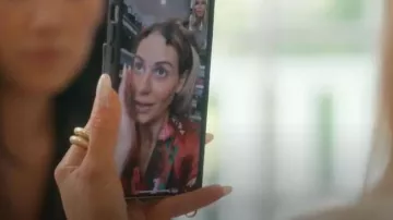 Robe de chambre ceinturée en satin de soie à imprimé floral Olivia Von Halle Queenie portée par Dorit Kemsley dans l'épisode 9 de la saison 15 de The Real Housewives of Beverly Hills.