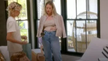 Veste en tweed à rubans Valentino Garavani avec bords et poignets brodés, portée par Amanda Frances dans l'épisode 9 de la saison 15 de The Real Housewives of Beverly Hills.