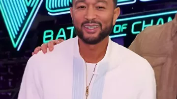 Gilet zippé blanc et bleu imprimé porté par John Legend dans l'émission The Voice (saison 29).