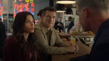 Chaqueta de trabajo de algodón y lino Vince, usada por John Nolan (Nathan Fillion), como se ve en The Rookie (temporada 8, episodio 4).