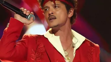 Bruno Mars porte un blazer rouge aux Grammy Awards 2026 lors de sa performance de « I Just Might » à la 68e cérémonie des Grammy Awards (HAUTE QUALITÉ)
