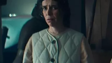 Gilet matelassé Caoilfhionn Dunne porté par Dara (Caoilfhionn Dunne) dans l'épisode « How to Get to Heaven from Belfast » (S01E07).