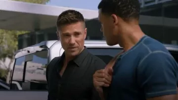 Camisa Rails Wyatt Chambray usada por Tim Bradford (Eric Winter) como se ve en The Rookie (temporada 8, episodio 5)