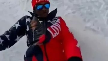 Snoop Dogg surprend les athlètes olympiques à Milan avec sa tenue de glisse pour les Jeux olympiques d'hiver de 2026.