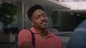 Polo en maille ajourée Zara porté par Aaron Thorsen (Tru Valentino) dans l'épisode « The Rookie » (S08E5).