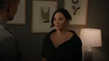 Vestido de algodón con cinturón y capas de Lauren Ralph Lauren, usado por Lucy Chen (Melissa O'Neil), como se ve en The Rookie (temporada 8, episodio 6).