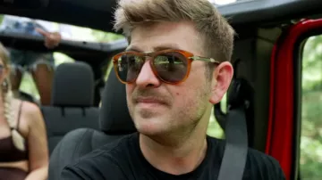 Lunettes de soleil aviateur Persol PO0714SM Steve McQueen portées par Whitner Slagsvol dans l'épisode « Southern Charm » (S11E11).
