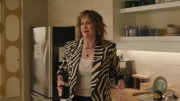Blazer oversize à col châle zébré Smythe porté par Julie (Jennifer Whalen) dans l'épisode « Small Achievable Goals » (S02E03).