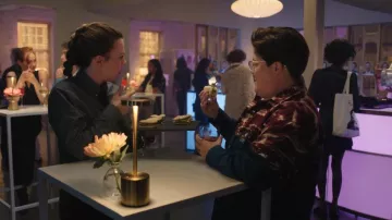 Camisas vaqueras Wrangler para hombre, usadas por Robyn (Tricia Black), como se ve en "Metas pequeñas y alcanzables" (temporada 2, episodio 4).