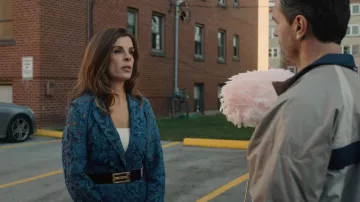 Blazer en dentelle Zara porté par Kris (Meredith MacNeill) dans l'épisode « Petits objectifs réalisables » (S02E05).