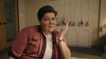 Chemise Abercrombie &amp; Fitch pour homme, rose et bordeaux, portée par Robyn (Tricia Black) dans l'épisode « Small Achievable Goals » (S02E05).