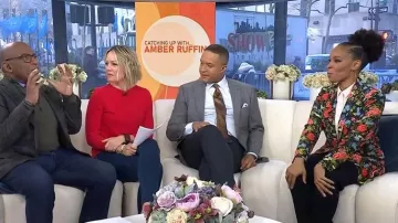 Blazer à imprimé floral Alice + Olivia porté par Amber Ruffin, vu dans l'émission Today le 13 février 2026.