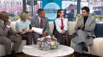 Falda Ferrari que lució Dove Cameron en Today, 16 de febrero de 2026