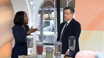 Vestido camisero fruncido de Michael Michael Kors usado por Makho Ndlovu, como se vio en Today el 16 de febrero de 2026