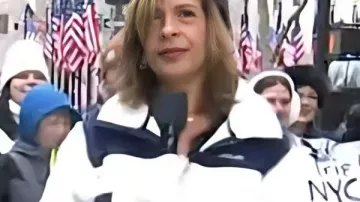 Chaqueta polar del equipo de EE. UU. de Hoda Kotb 2026 de The Today Show, usada por Hoda Kotb como se ve en Today