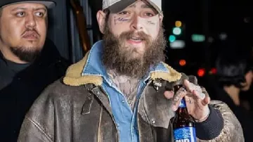 Chaqueta de cuero vintage de Post Malone en la Semana de la Moda de Nueva York. Post Malone lleva el glamour vaquero a la pasarela de París con su debut en Austin Post Apparel.