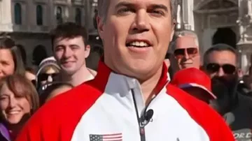 Sudadera del equipo estadounidense de Peter Alexander de The Today Show, como se ve en Today