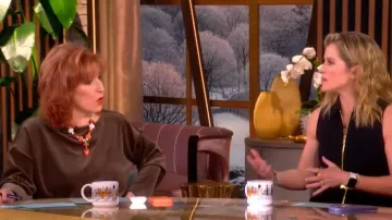 Top cuadrado de cuello barco de punto de terciopelo acogedor de Eileen Fisher, usado por Joy Behar, como se vio en The View el 13 de febrero de 2026.