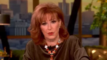 Collar Andamento de Lizzie Fortunato, usado por Joy Behar, como se vio en The View el 13 de febrero de 2026.