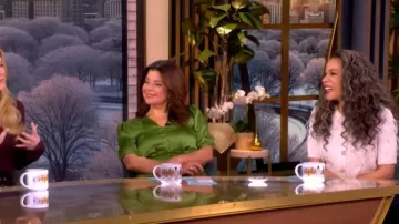 Cárdigan con mangas abullonadas y adornos Coralie de Cinq a Sept, usado por Sunny Hostin en The View el 16 de febrero de 2026.