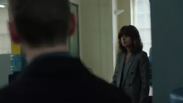 Blazer à carreaux en laine mélangée Astrid de la marque All Saints, porté par Mehreen Askari-Evans (Zahra Ahmadi) dans l'épisode Betrayal (S01E01).