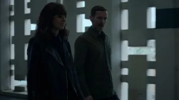 Veste de motard en cuir coupe slim Dalby de la marque All Saints, portée par Mehreen Askari-Evans (Zahra Ahmadi) dans l'épisode Betrayal (S01E01).