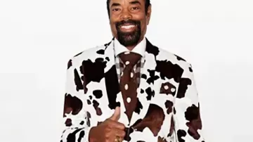 Costume de vache porté par Walt Frazier dans À 80 ans, Walt Frazier nomme 5 superstars de la NBA qu'il ne pardonnera JAMAIS