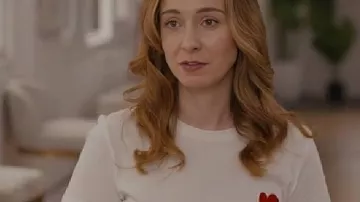 Haut imprimé cœur rouge porté par Naomi (Amy Groening) dans le film « Because of Cupid ».