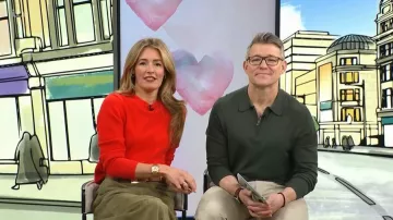 Jupe midi ample en daim Karen Millen avec ceinture, portée par Cat Deeley dans l'émission This Morning en février 2026.