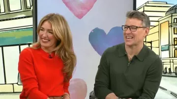 Pull raglan Me &amp; Em + snood portés par Cat Deeley dans l'émission This Morning en février 2026