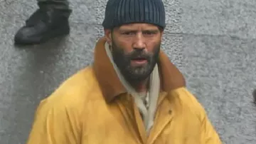 La veste jaune d'apiculteur portée par Adam Clay (Jason Statham) dans le film L'Apiculteur 2.