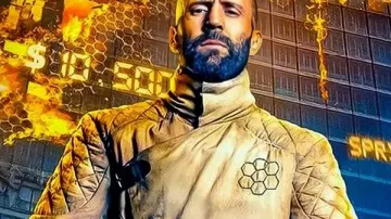 La veste du film « The Beekeeper 2 » portée par Adam Clay (Jason Statham), comme on le voit dans le film « The Beekeeper ».
