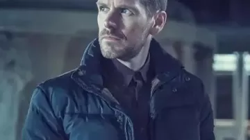 Doudoune noire portée par (John Hughes) dans le film Betrayal