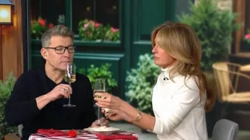 T-shirt à col roulé en cachemire mélangé chaud Uniqlo porté par Cat Deeley dans l'émission This Morning en février 2026