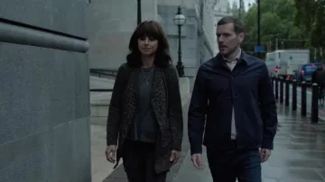 Blazer en jean imprimé léopard All Saints Aleida porté par Mehreen Askari-Evans (Zahra Ahmadi) dans l'épisode Betrayal (S01E02)