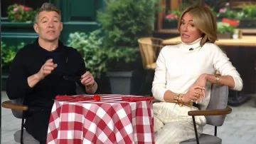 Pantalon Anine Bing Lou à rayures crème et noires porté par Cat Deeley dans l'émission This Morning en février 2026