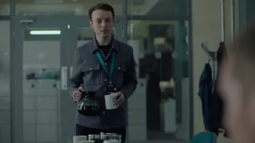 Camisa de manga larga entallada River Island que lució Jordan Ainsworth (Aidan Rivers), como se ve en Betrayal (temporada 1, episodio 2).