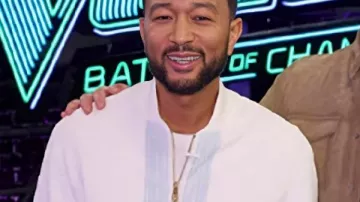 Cárdigan polar blanco de The Voice usado por Self-Coach (John Legend) como se ve en The Voice (T29)