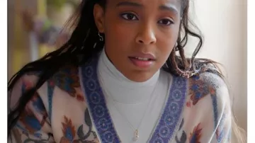 Gilet imprimé Shrinking S03 Jessica Williams porté par Gaby (Jessica Williams) dans Shrinking