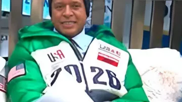 Doudoune verte et bleu marine de l'équipe américaine portée par Craig Melvin dans l'émission Today Show