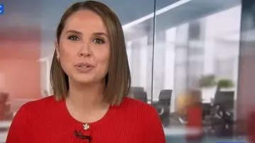 Gilet court à manches courtes Maje porté par Elizabeth Schulze dans l'émission Good Morning America le 13 février 2026