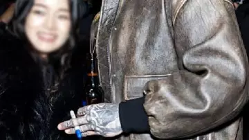 Veste en cuir portée par Post Malone lors de son premier défilé à la Fashion Week de Paris, présentant sa collection pour austinpostapparel
