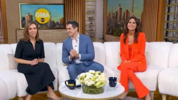 Blazer en crêpe Generation Love Leighton porté par Sophie Flay, comme on a pu le voir dans l'émission Good Morning America le 16 février 2026.