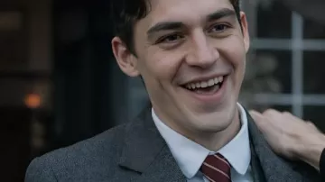 Le jeune Sherlock (2026) : le héros Tina Fiennes porte un blazer gris Tiffin, comme dans Sherlock Holmes.